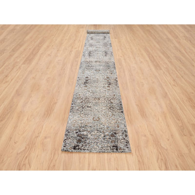 Tapis médaillon effilé 2 pi 6 po x 16 pi gris, noué à la main, moderne, transitionnel, à motif d'influence persane, en soie avec laine texturée, oriental, tapis 03EC23C15EBE4ECCBB01BDD2C109A236