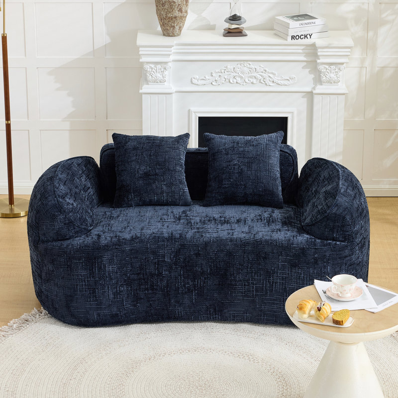 Canapé courbé pour deux personnes. Il a des accoudoirs des deux côtés, est livré avec deux coussins, Chenille bleu foncé