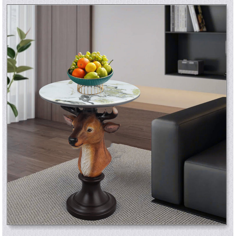 Élégante table d'appoint à tête de cerf avec une expression naturelle, parfaite pour rehausser le décor du salon et ajouter une touche de nature