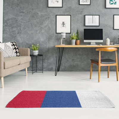 Tapis rouge/bleu rayé