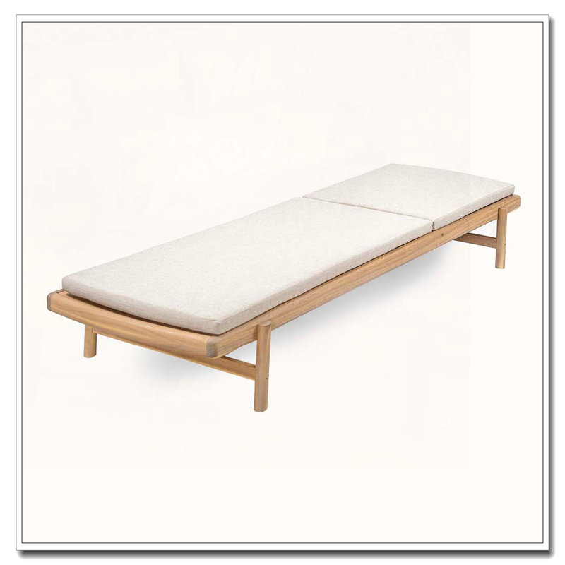 Chaise longue en bois avec coussin
