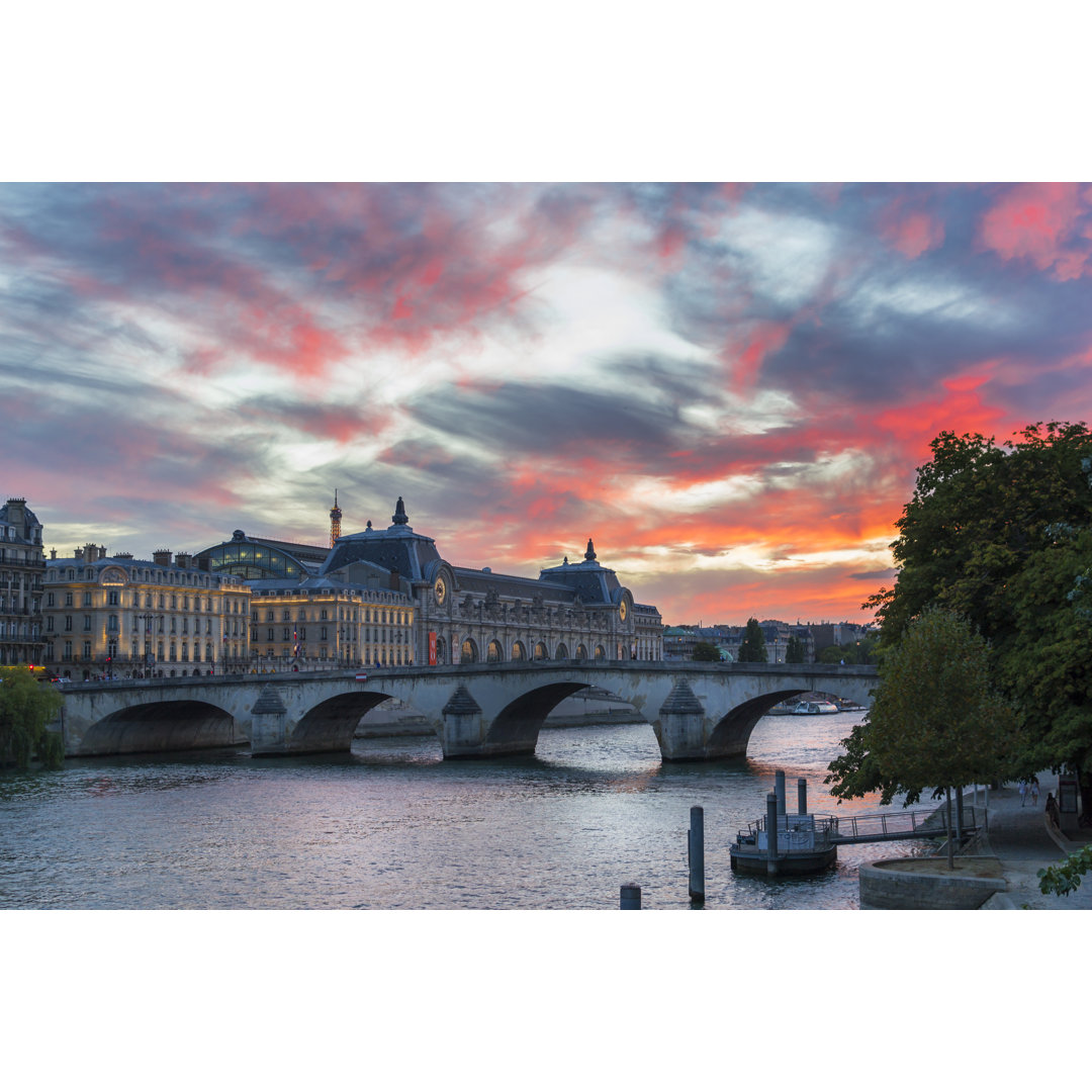 Paris Afterglow von Chrisinthai - Drucken