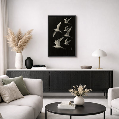 Oiseaux volants monochromes en mouvement sur fond noir - reproduction d'art sur toile encadrée