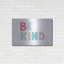 Art mural en métal luxueux «Be Kind» par Ann Kelle Designs, 36 po x 24 po