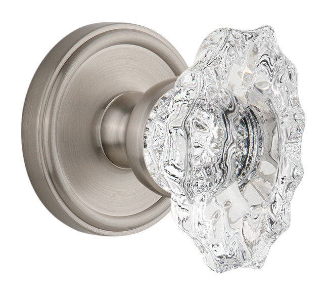 Rosace Grandeur Georgetown avec bouton de porte en cristal Biarritz, 2 3/4 po, Laiton intemporel
