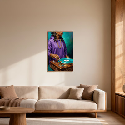 Femme à la mode avec un capuchon mauve jouant un disque vinyle