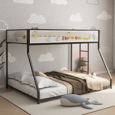 Lit superposé simple au-dessus d'un lit double en métal avec garde-corps en filet blanc - enfants et adultes, profil bas, échelle robuste