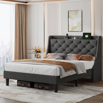 Structure de lit double avec aile de confort de 16 po et station de charge, lit plateforme tapissier avec tête de lit capitonnée avec rangement, support de lattes en bois massif, pas de sommier tapissier requis, gris foncé