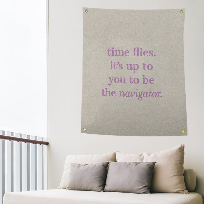 Tapisserie quote-quote time à l’écriture en polyester, H 36 po x l 26 po, Blanc / violet