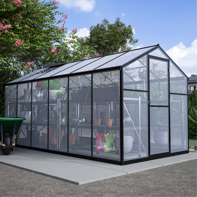 Serre moderne avec des caractéristiques de protection des plantes dans le jardin, la cour, le contrôle protégé et la ventilation pour les plantes
