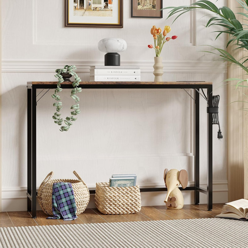 Console mince avec prises de courant, port USB, plateau en faux marbre, cadre doré et pieds réglables