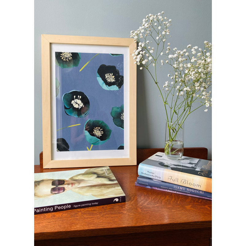 «Green Winter Rose on Charcoal» par Jessica Hollander - impression sans cadre, H 22 po x l 17 po x P 0,1 po