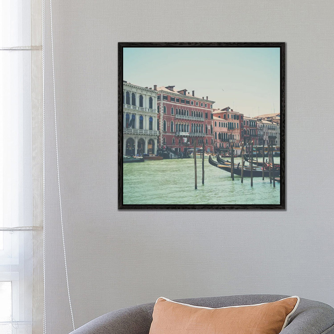 Looking Along The Grand Canal von Laura Evans - Galerie-verpackte Leinwand Giclée auf Leinwand