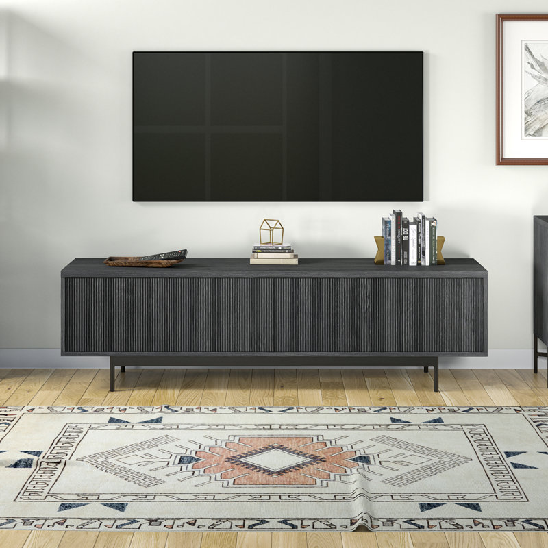 Meuble télé 70 po pour téléviseur de 75 po ou moins avec portes cannelées, rangement et gestion des câbles - Console média gris anthracite Mid-Century pour salon | Whitman