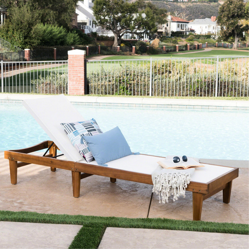 Chaise longue en filet blanc au bord de la piscine - cadre en bois Relax In Patio With And