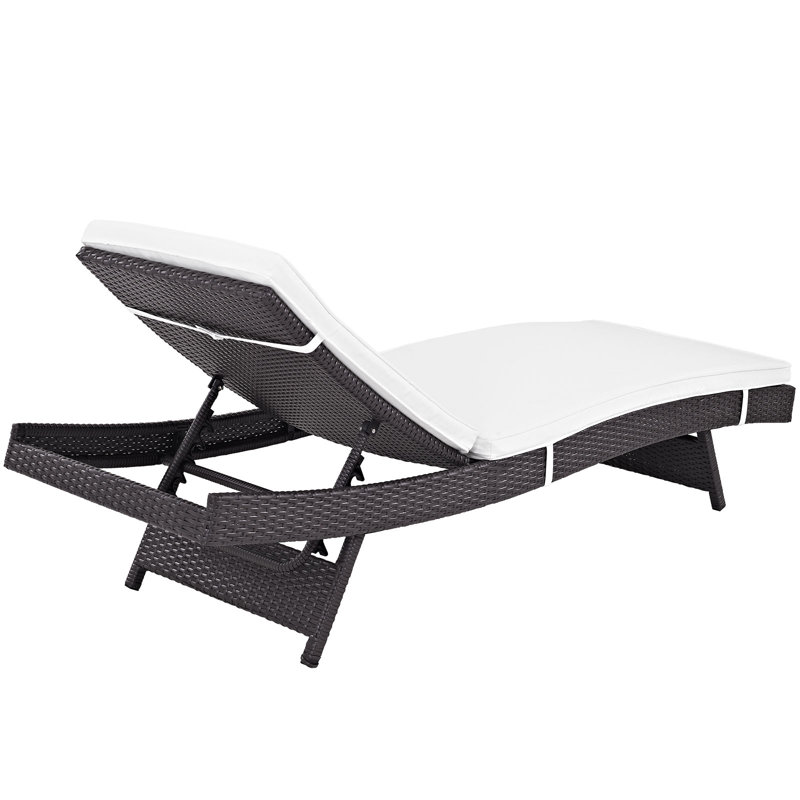 Chaises longues d'extérieur Convene en osier et rotin espresso par Modway, Blanc