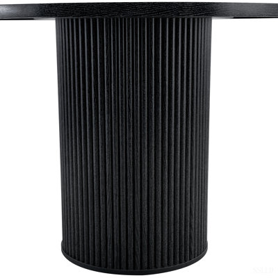 Une table de salle à manger circulaire épissée moderne d'un diamètre de 42 pouces, présentant des textures de couleur de bois noir en forme d'éventail en diagonale, interprétant l'esthétique et la fonctionnalité de la maison.