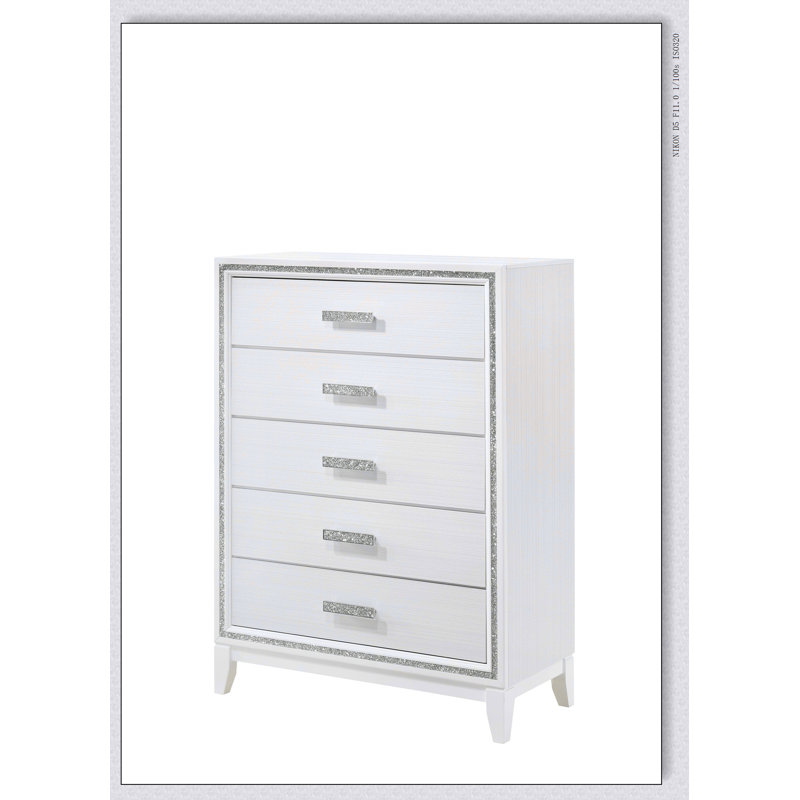 Commode blanche Haiden avec cinq tiroirs spacieux et des joints à queue d'aronde anglaise durables, parfaits pour le rangement moderne
