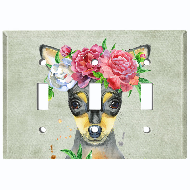 Mignon chihuahua avec couronne de fleurs et couronne murale