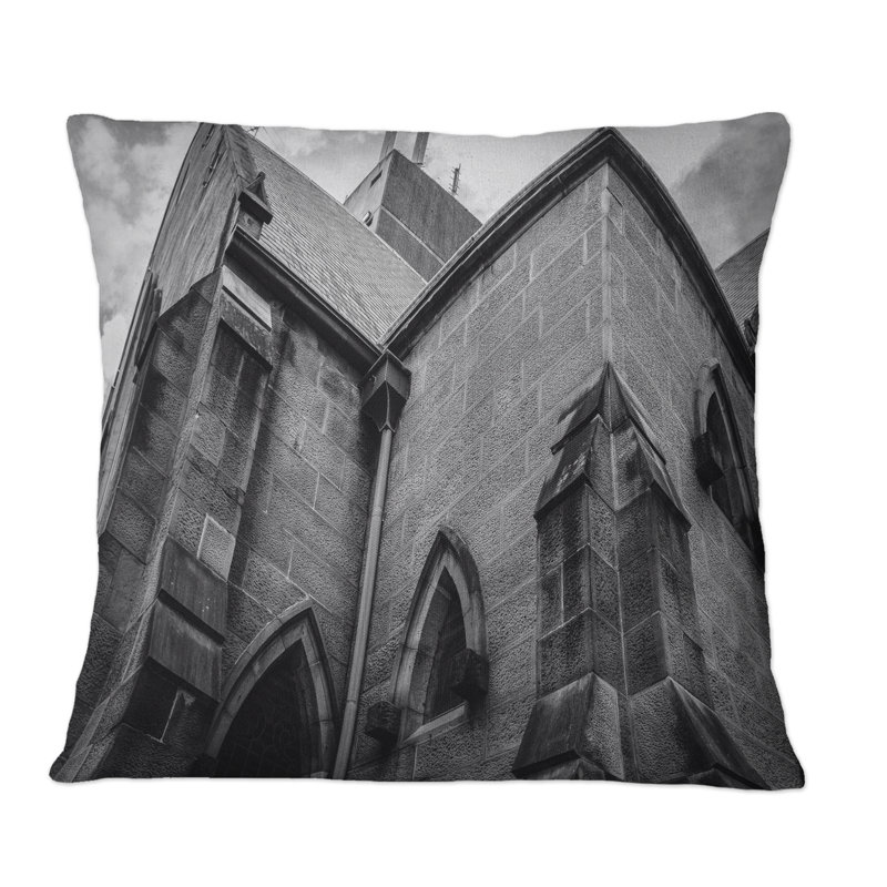 Édifice de l'architecture gothique en noir et blanc - Coussin décoratif à imprimé rétro, 18 po x 18 po