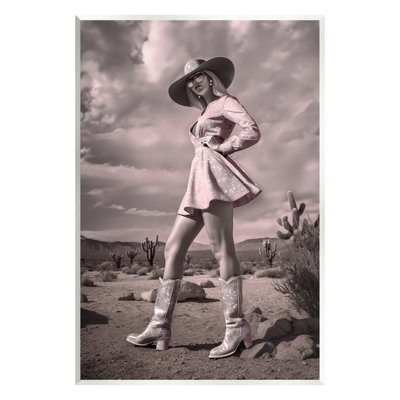 «Glam Cowgirl in Dress», art mural sur bois par Ziwei Li