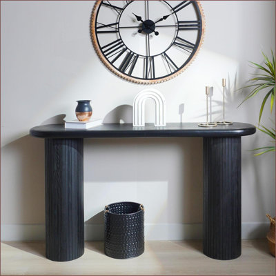 Table basse noire moderne de 56 po de largeur, conception cannelée peu encombrante pour le couloir du salon, facile à nettoyer