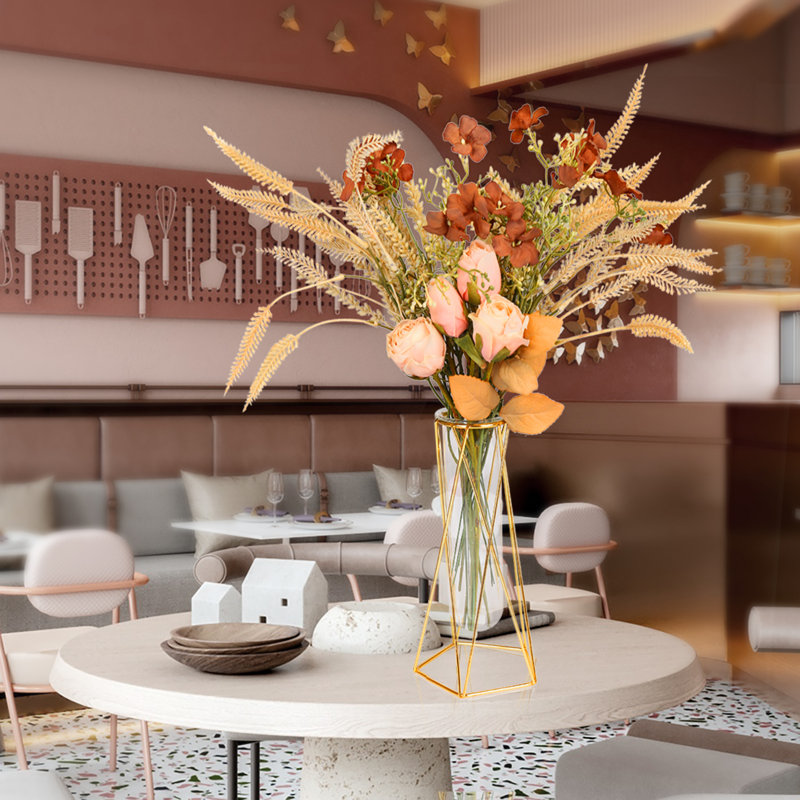 Fleurs artificielles avec vase convenant à la décoration intérieure de la table de salle à manger