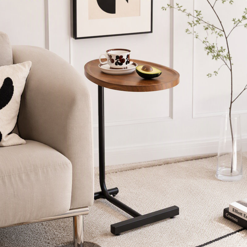 Table d'appoint en forme de C avec plateau en MDF et structure métallique robuste, idéale pour les petits espaces.