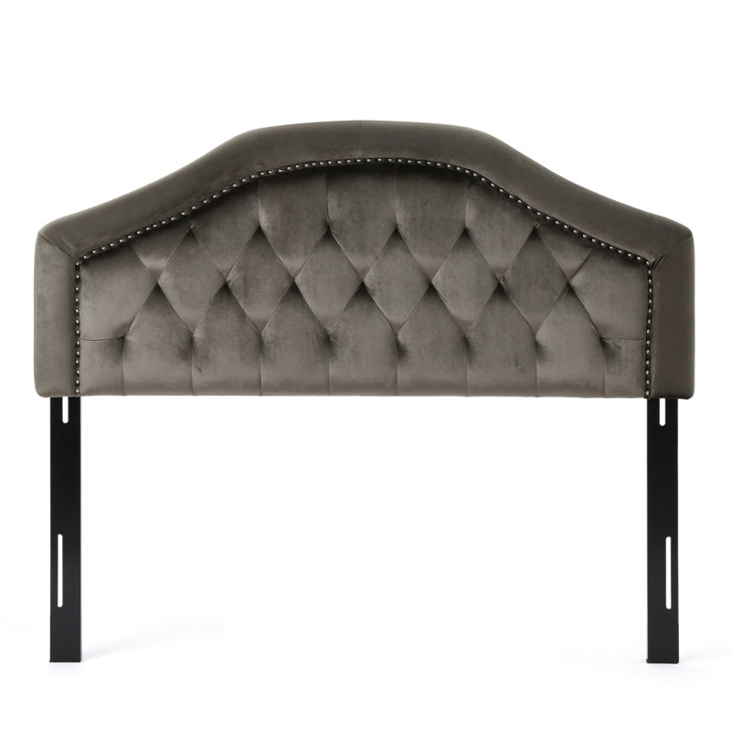 Tête de lit grand et grand lit en velours gris, raffinement à boutons accentué et tête de lit cloutée contemporaine avec détails élégants