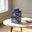 Pot de rangement carré décoratif en porcelaine à motif géométrique bleu et blanc de style chinoiserie, pour la décoration de table intérieure.