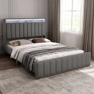 Grand lit contemporain gris foncé avec tablettes de rangement, éclairage à DEL et ports USB pour les chambres modernes