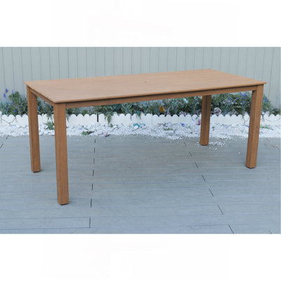 Une table de salle à manger en imitation bois texturée en bois, simple mais avec une sensation de haute qualité. Il a un petit plateau de table et est pour les pique-niques en plein air. Il est fabriqué en bois de teck et mesure 68,9 pouces.