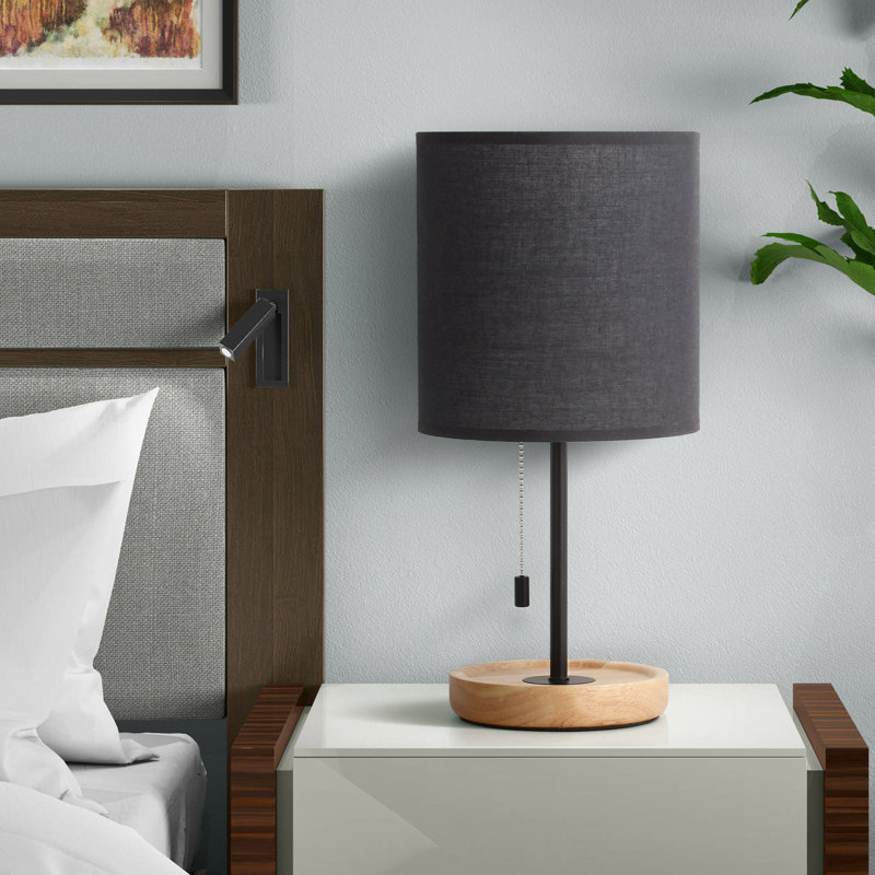 Lampe de table en bois avec abat-jour en lin noir