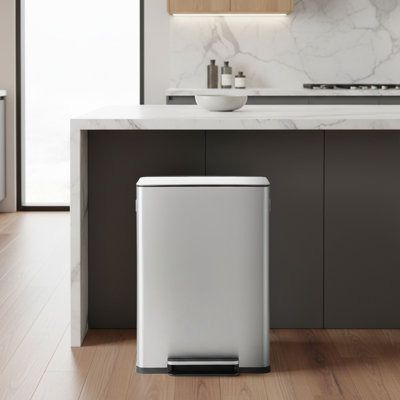 Poubelle à marches avec couvercle à fermeture lente SIMPLI-MAGIC Infinity Edge 16 gallons, contrôle des odeurs, mains libres, facile à nettoyer, acier inoxydable