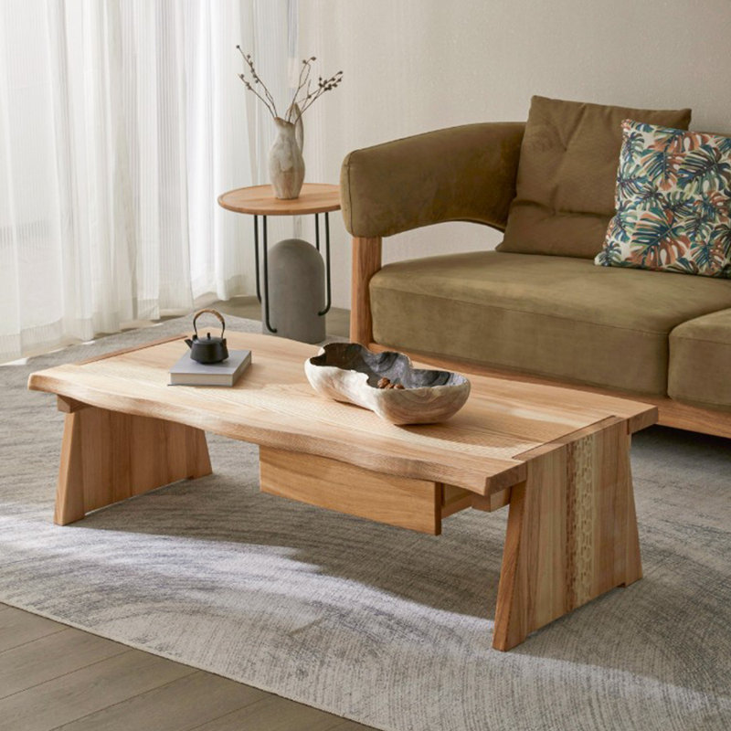 Table basse simple et moderne en bois massif avec nuage de vallée