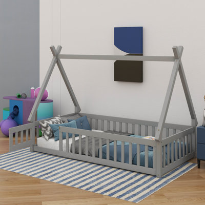 Lit simple à profil bas de style Montessori avec clôture et entrée de porte