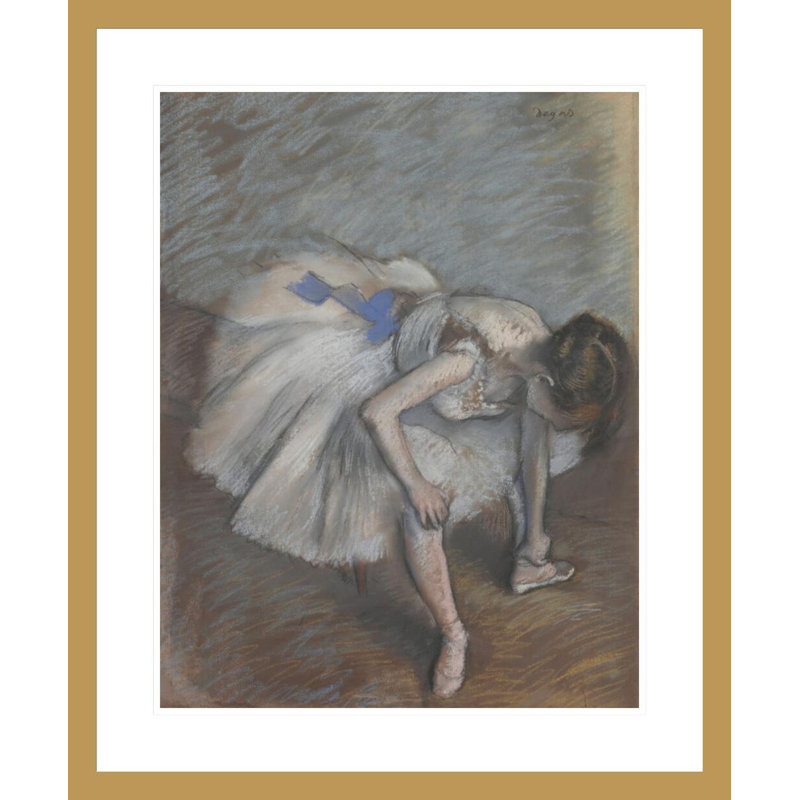 Danseuse assise se penchant en avant pour masser son pied gauche par Edgar Degas - Impression Giclée encadrée