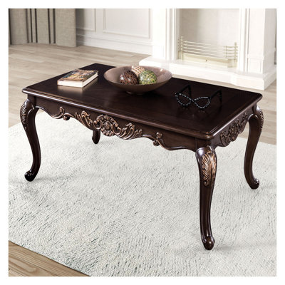 Table basse Traditional en bois massif avec pieds en cabriole courbés et détails sculptés au fini cerisier