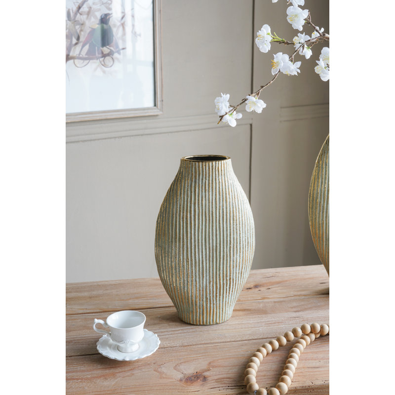 Vase en céramique or 8 x 3,3 x 13 po avec texture nervurée verticale, 13 po H x 7,9 po L x 3,3 po P