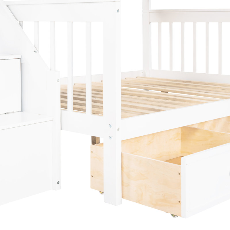Lit simple superposé simple avec 3 tiroirs dans un cadre en bois massif blanc pour une chambre à coucher avec tiroirs. Fabrication robuste. Et un escalier. Options de rangement supplémentaires