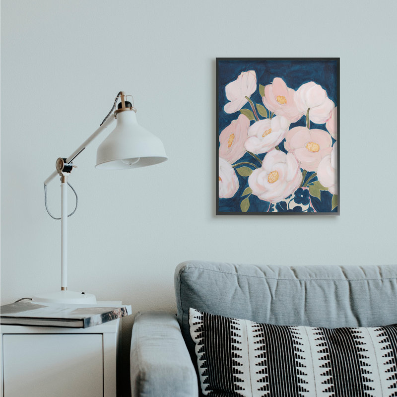 Fleurs printanières, pétales roses sur bleu profond, Giclée encadrée noir minuit, H 30 po x l 24 po