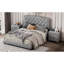 Grand lit plateforme gris avec rivet et tête de lit embelli, revêtu de velours, de contreplaqué et d'une touche de garniture moderne, confortable