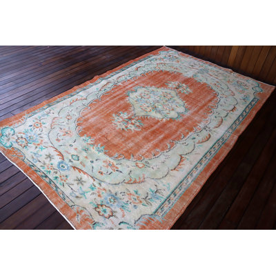 Tapis turc vintage fait à la main à motif floral orange et crème pour une décoration intérieure unique