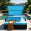 Chaise longue d'extérieur à structure en acier avec auvent courbé, dossier réglable, table d'appoint cachée et accoudoirs arqués-481202080