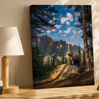 Toile, "Un grizzly majestueux" se dresse sur un rocher massif patiné, art puissant