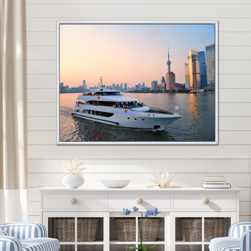 Yacht dans la baie de Changhaï - reproduction, Cadre flottant blanc, H 16 po x l 32 po x P 1 po
