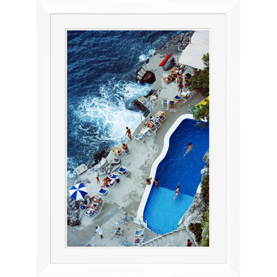 «Pool on Amalfi Coast» par Slim Aarons - Photographie encadrée sur papier