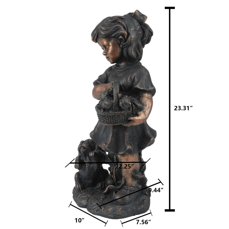Alyissia tenant un panier de chatons avec statue de chiot