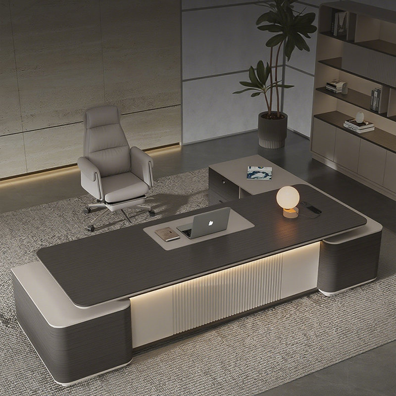 Bureau de direction moderne en forme de L gris foncé et beige clair avec armoires de rangement et multiprise intégrée, bureau de PDG de qualité supérieure