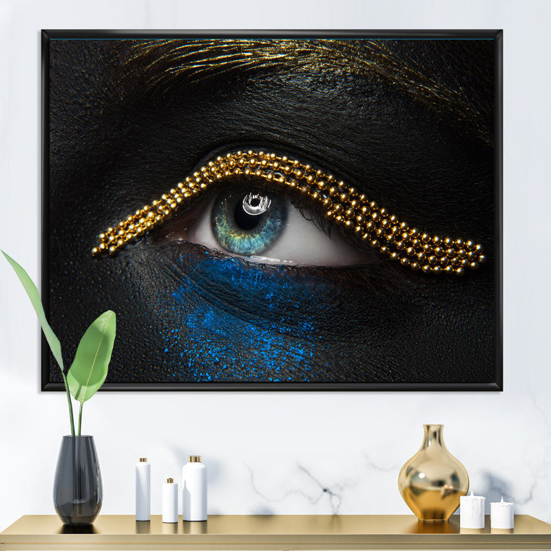 Yeux féminins avec peau noire et chaîne en or - photographie sur toile, H 30 po x l 40 po x p 1 po, Toile avec cadre noir